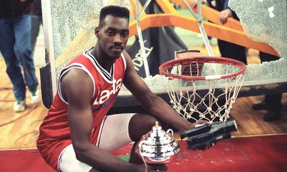 Μοναδική στιγμή: Η πρώτη "κατεδάφιση" μπασκέτας στο ελληνικό μπάσκετ